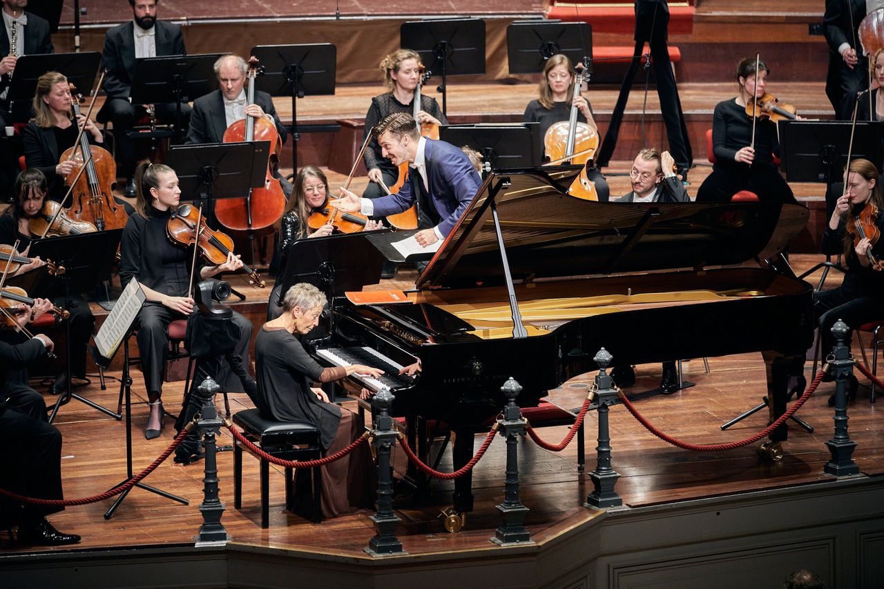 Pianist Maria João Pires en het het Nederlands Philharmonisch Orkest onder leiding van Lorenzo Viotti in het Concertgebouw in Amsterdam.