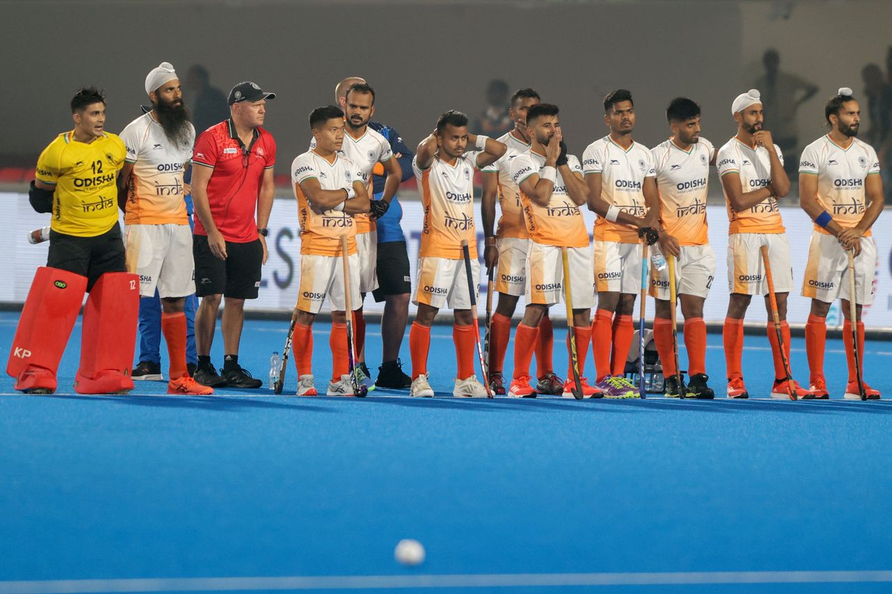 De Indiase hockeyers zondag na de uitschakeling tegen Nieuw-Zeeland. Derde van links bondscoach Graham Reid.