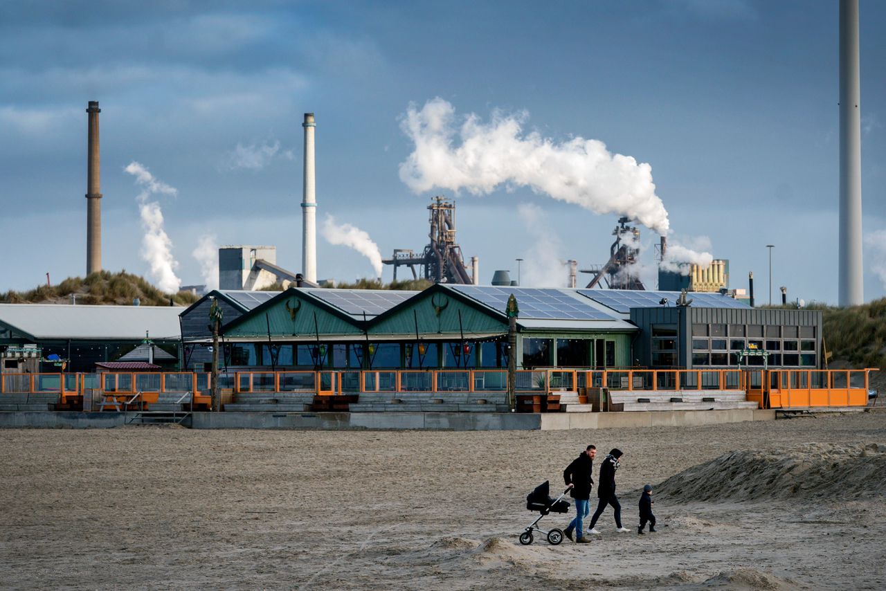 Het strand bij Wijk aan Zee, met op de achtergrond het complex van Tata Steel. Bedrijven als Tata Steel moeten sinds 2005 betalen voor de uitstoot van broeikasgassen.