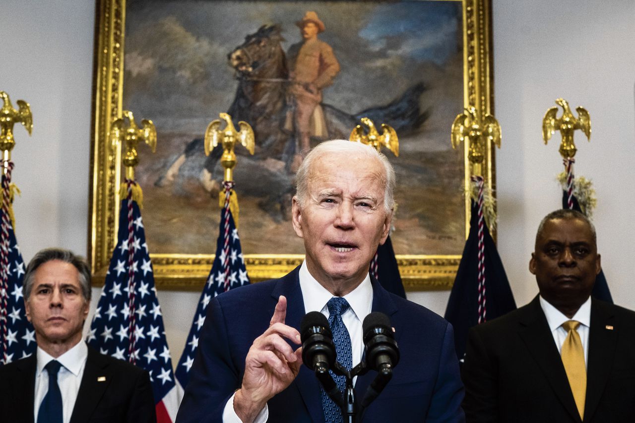 President Joe Biden met minister van Buitenlandse Zaken Antony Blinken (links) en defensieminister Lloyd Austin, woensdag in Washington bij de aankondiging van levering van Abrams-tanks aan Oekraïne.