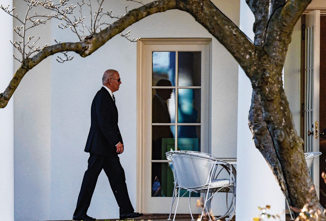 President Joe Biden op weg naar de Oval Office in het Witte Huis, op 30 januari.