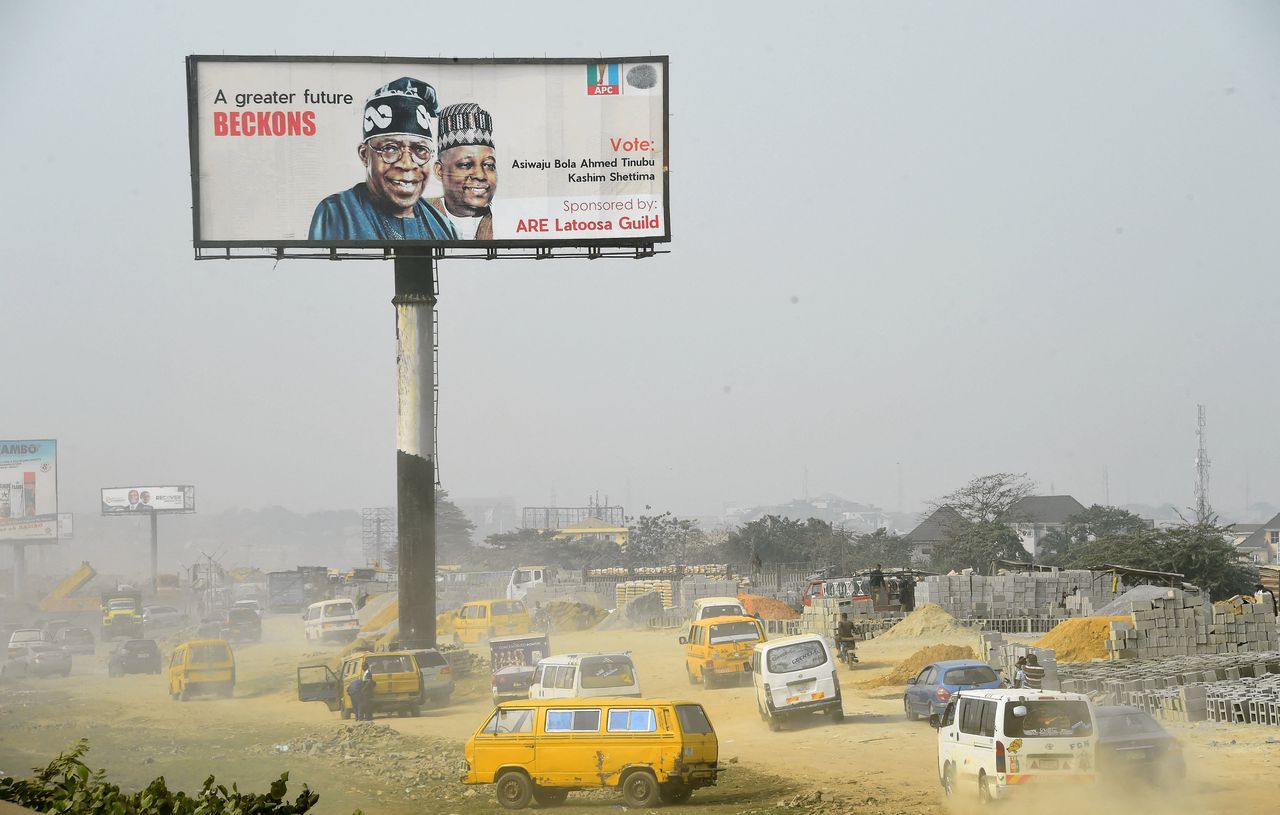 Een campagnebord in de stad Lagos voor de verkiezingen die op 25 februari plaatsvinden in Nigeria.