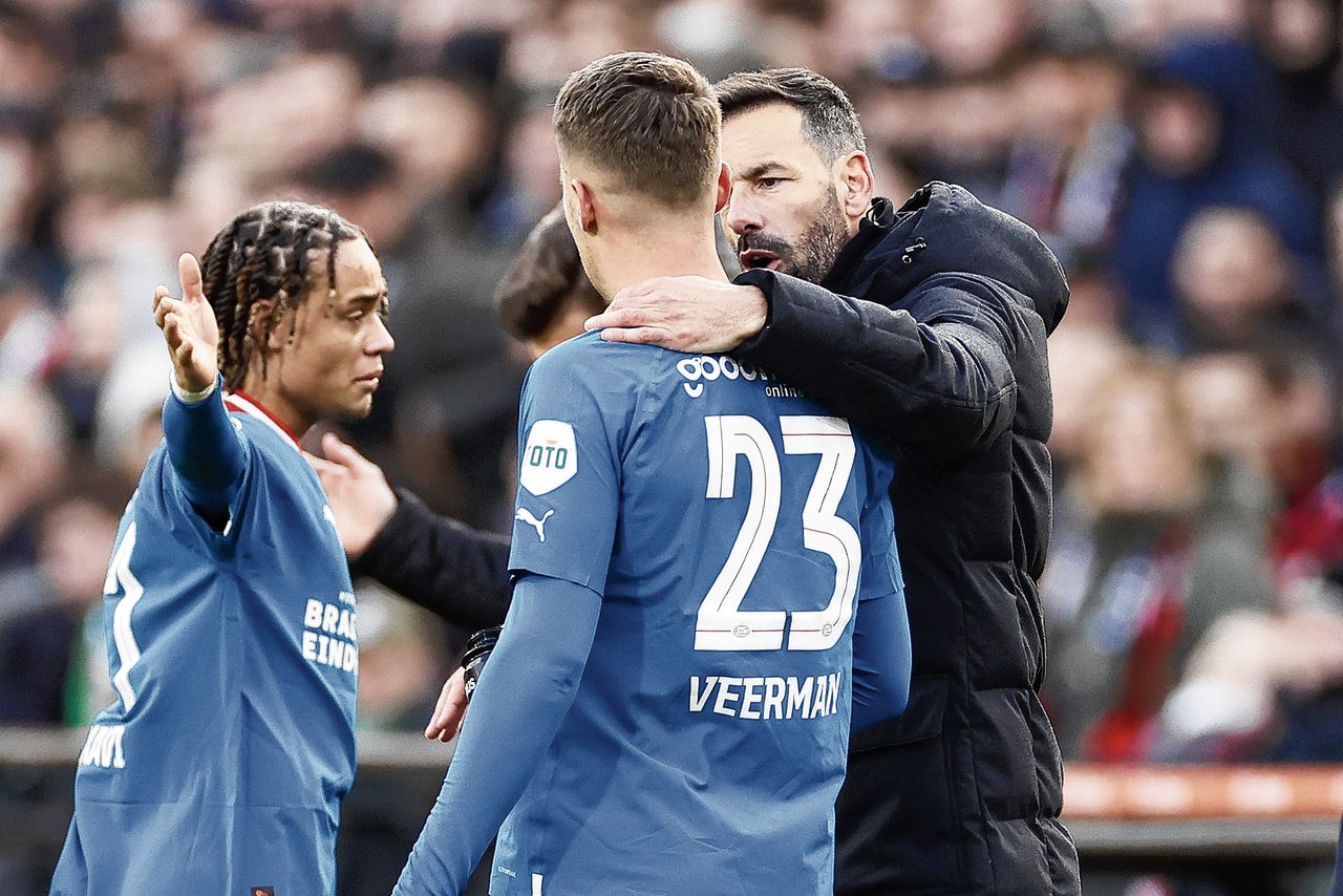 PSV-coach Ruud van Nistelrooij overlegt met Joey Veerman en Xavi Simons (links) tijdens Feyenoord-PSV (2-2).