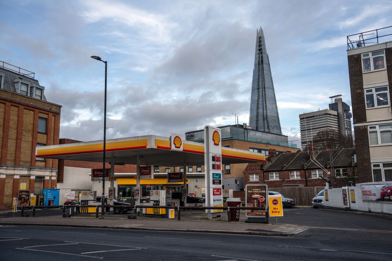 Shell-pompstation in Londen. Elf bestuurders van het concern zijn in de Britse hoofdstad aangeklaagd omdat ze te weinig doen aan schadelijke uitstoot.