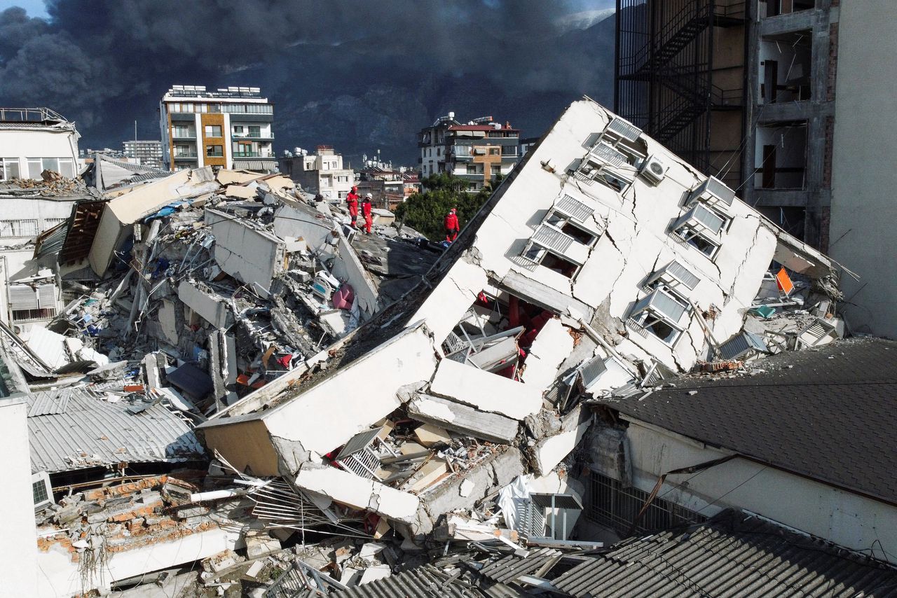 Mensen zoeken overlevenden bij het ziekenhuis in Iskenderun, Turkije dat is ingestort tijdens de aardbeving, 7 februari 2023.