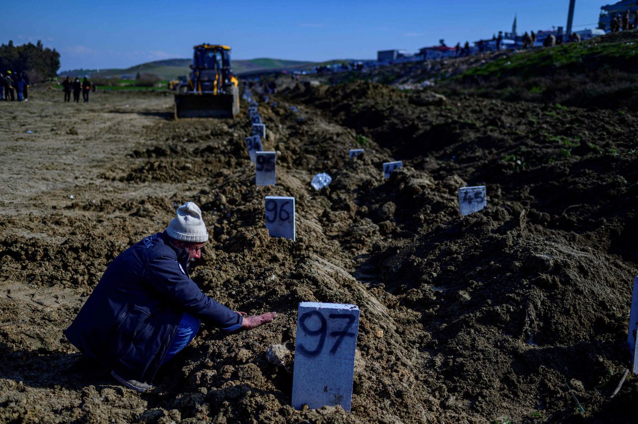 Een man rouwt vrijdag bij een massagraf in de provincie Haray in Zuid-Turkije