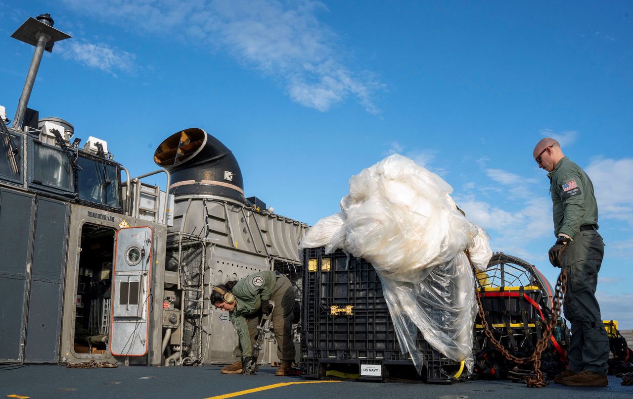 De Amerikaanse marine heeft restanten uit zee gevist van de vermoedelijke Chinese spionageballon die de luchtmacht 5 februari voor de kust van South Carolina uit de lucht schoot.