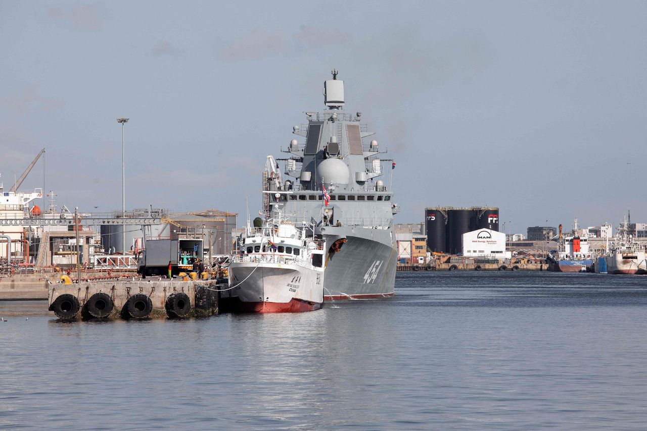 Het Russische fregat Admiraal Gorsjkov in de haven van Kaapstad, onderweg naar Durban voor een militaire oefening.