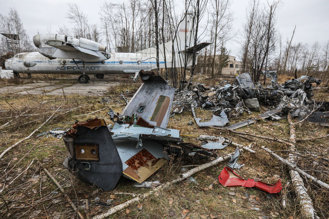 Beschadigd Russisch militair materieel op het vliegveld bij Hostomel, 30 januari 2023.