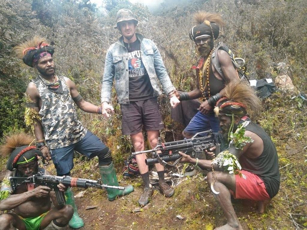 De Nieuw-Zeelandse piloot Philip Mark Mehrtens temidden van zijn gijzelnemers van het West-Papoea Nationaal Bevrijdingsleger. Die eisen in ruil voor zijn vrijlating erkenning van de onafhankelijkheid van Papoea.
