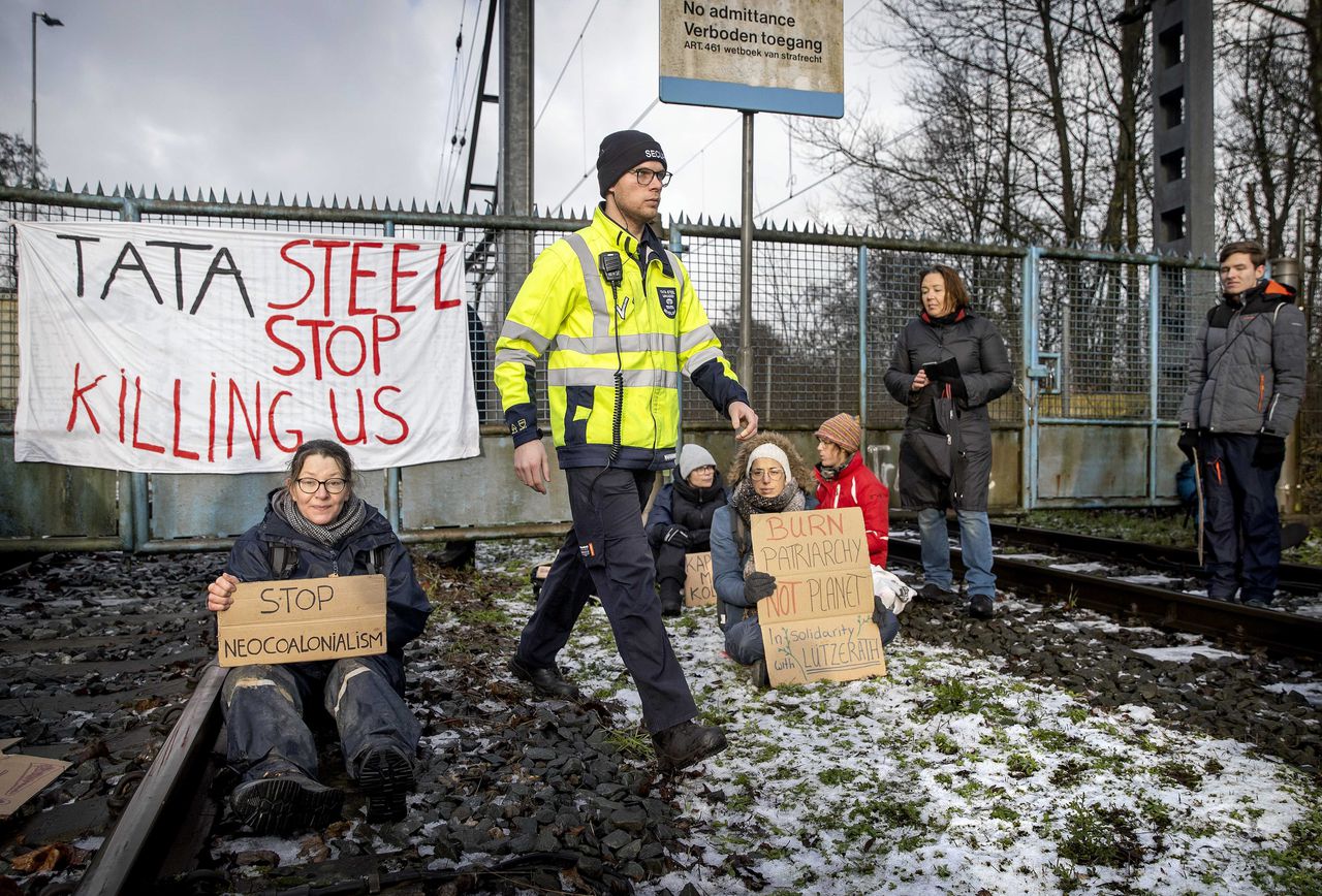 In januari dit jaar blokkeerden klimaatdemonstranten in het Noord-Hollandse Velsen-Noord een toegangsspoor naar staalproducent Tata Steel.