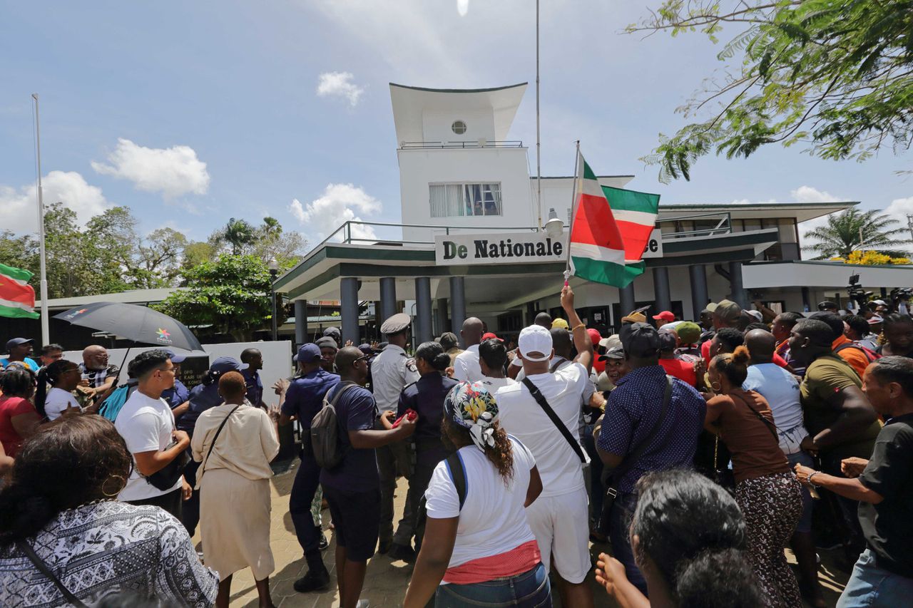 Demonstranten tijdens het uit de hand gelopen protest tegen de regering vrijdag op het Onafhankelijkheidsplein in Paramaribo, Suriname.