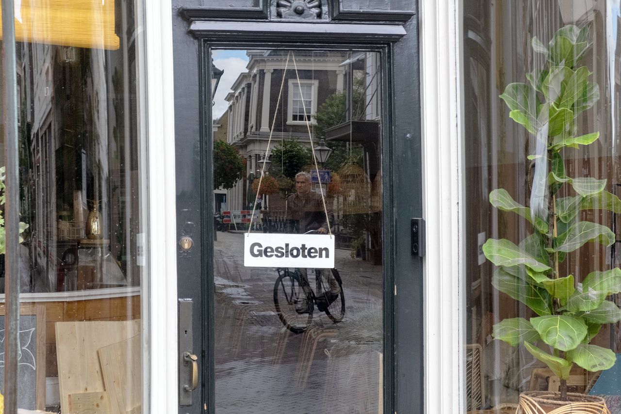 Een gesloten winkel in Schiedam.