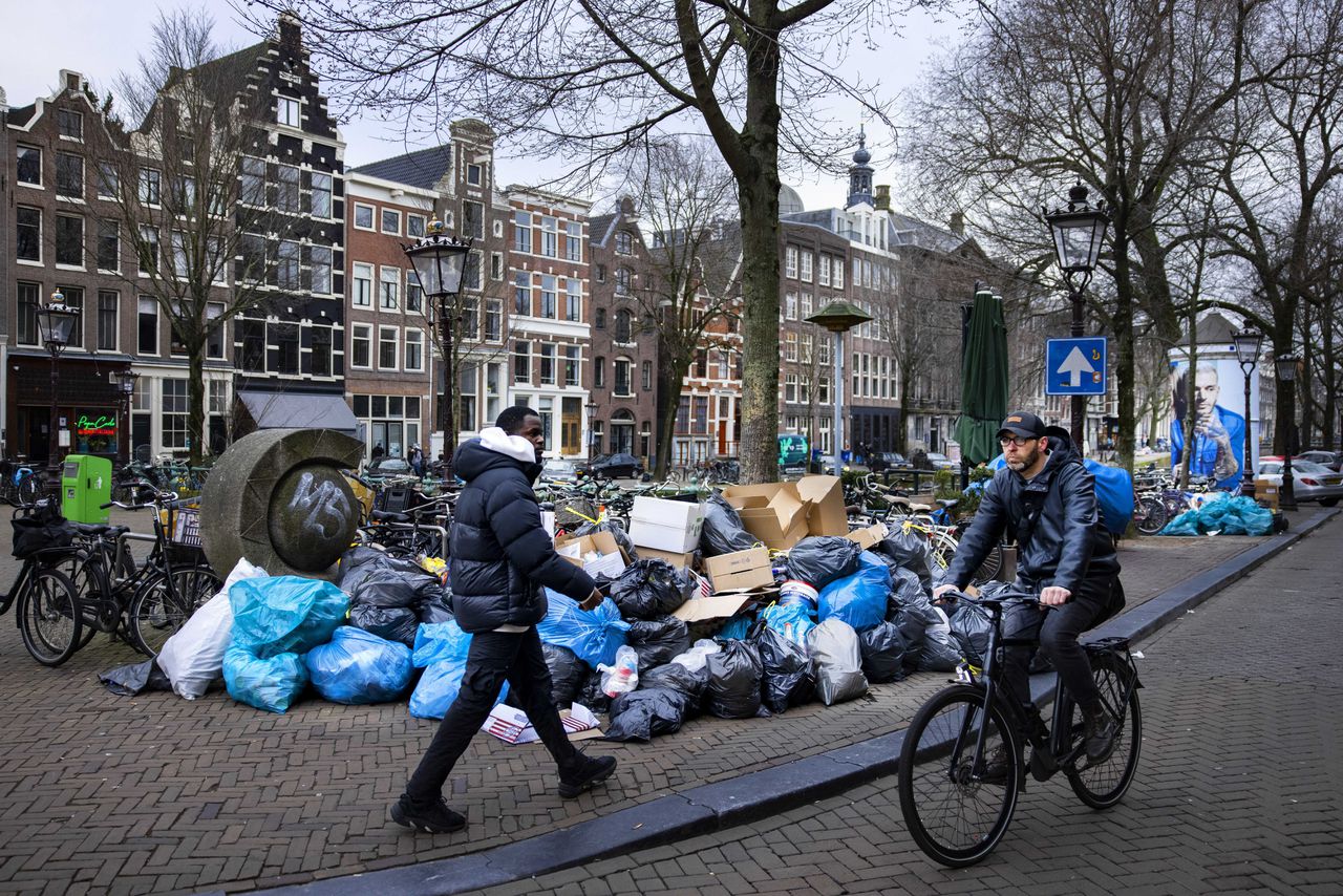 In de binnenstad van Amsterdam nam op de eerste dag van de staking van vuilnisophalers het afval op straat toe.