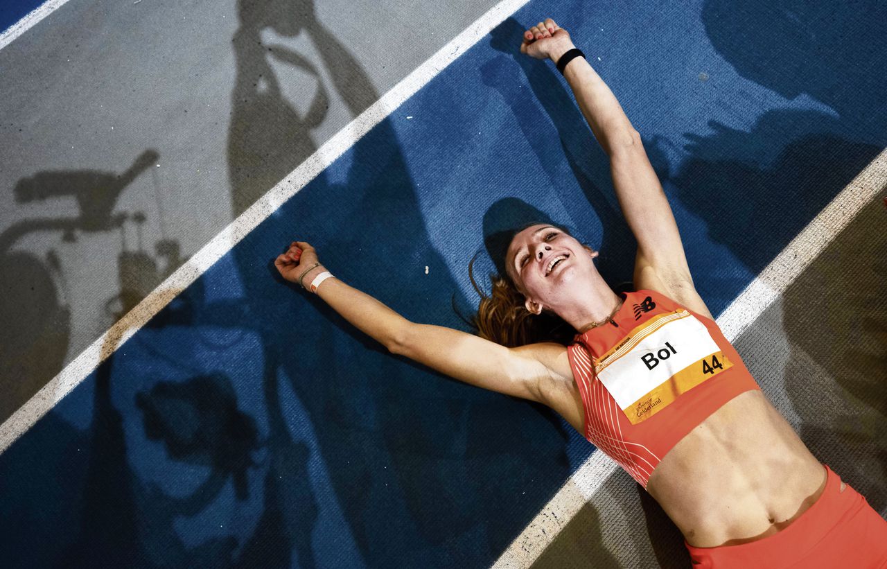 Femke Bol na haar wereldrecord op de 400 meter indoor. De EK indoor in Istanbul, waar Bol ook weer loopt, zijn donderdag begonnen.