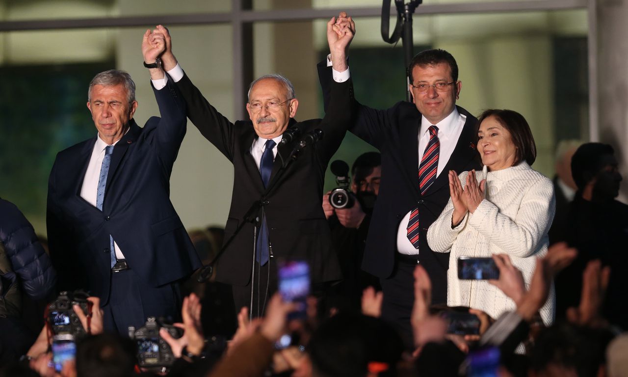Kemal Kiliçdaroglu maandag na zijn uitverkiezing als presidentskandidaat namens zes Turkse oppositiepartijen.