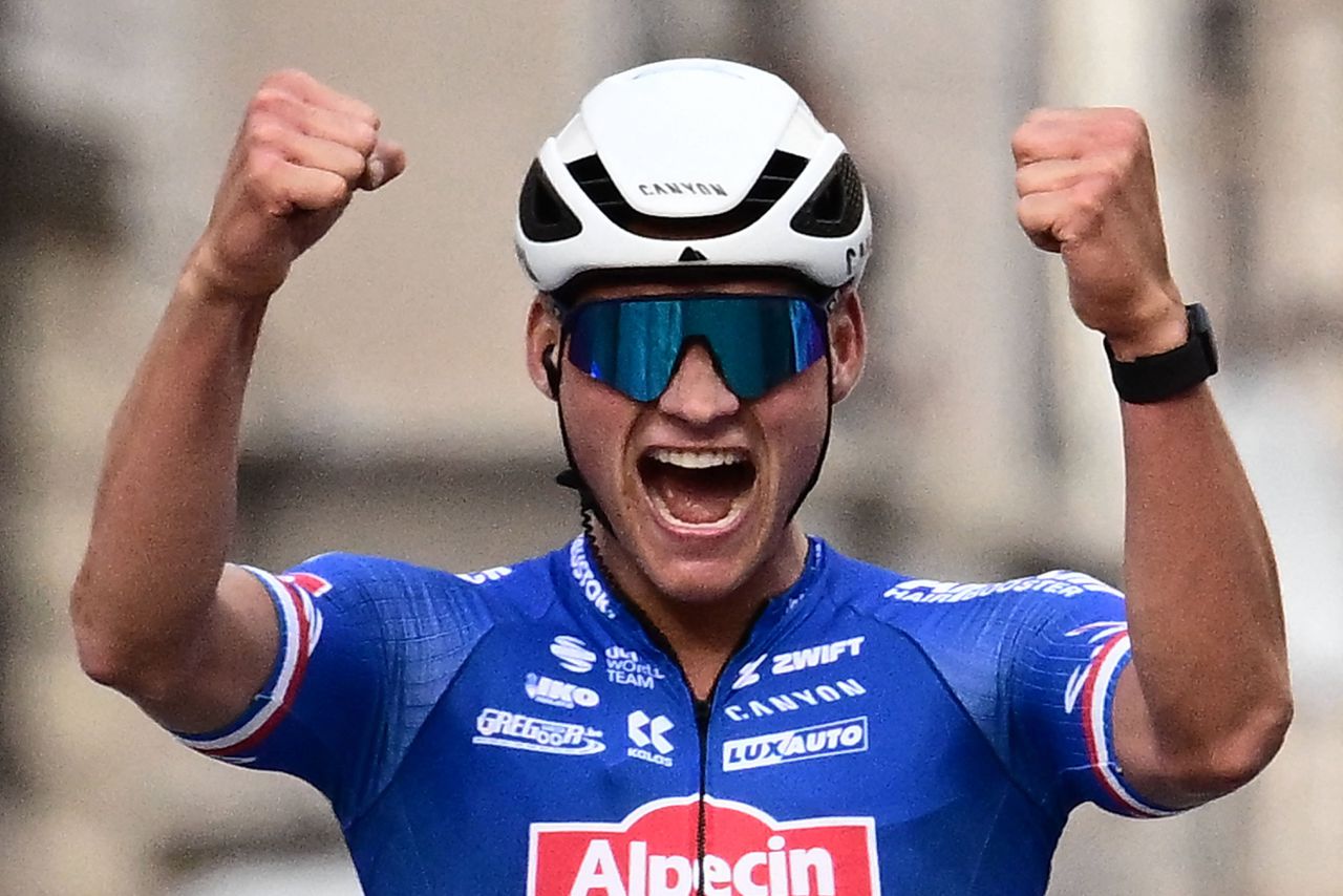 Mathieu van der Poel viert zijn overwinning in Milaan-San Remo.