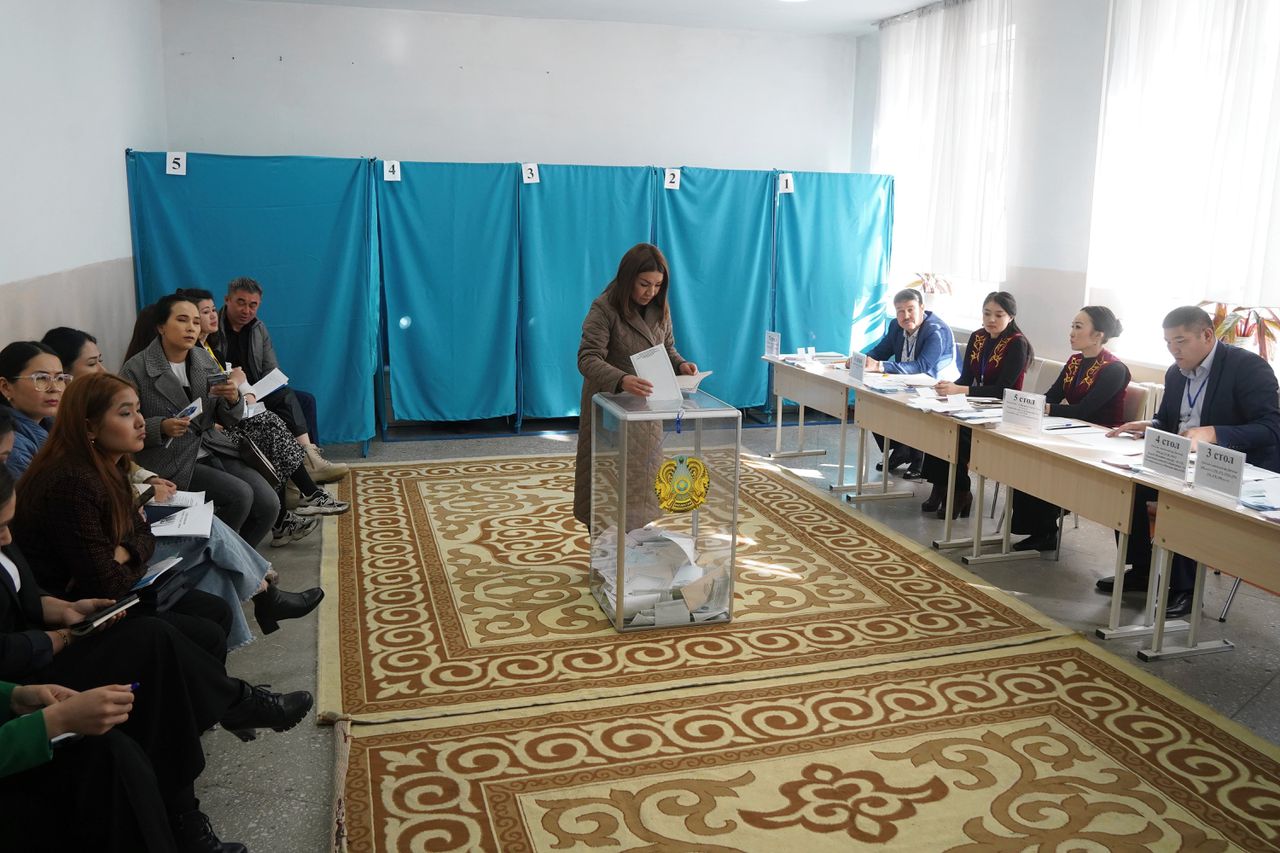 Een vrouw brengt zondag haar stem uit voor de parlementsverkiezingen van Kazachstan, in een stembureau in Almaty.