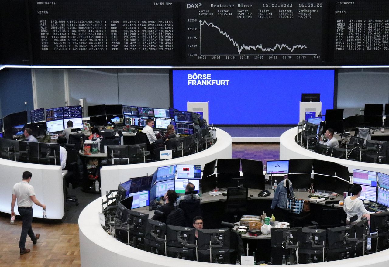Op de Frankfurter aandelenbeurs DAX gingen de aandelen hard onderuit na het nieuws over Credit Suisse. Foto Reuters