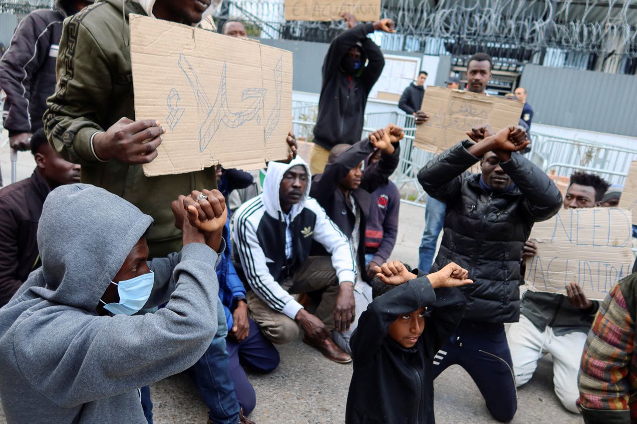 Afrikaanse migranten betogen bij het VN-vluchtelingenkantoor in Tunis dat ze Tunesië niet kunnen verlaten.