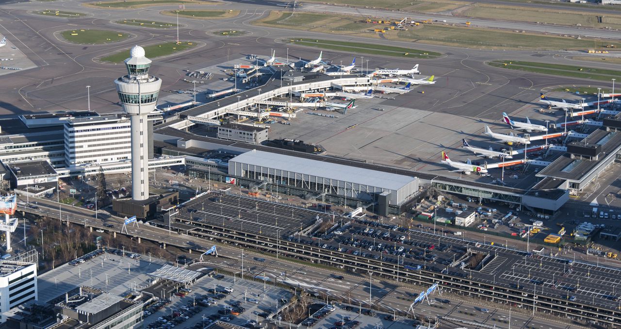 Jarenlang was Schiphol een paradepaardje van de Nederlandse economie. Nu moet het vliegveld krimpen, tot ongenoegen van luchtvaartmaatschappijen en de luchthaven zelf.