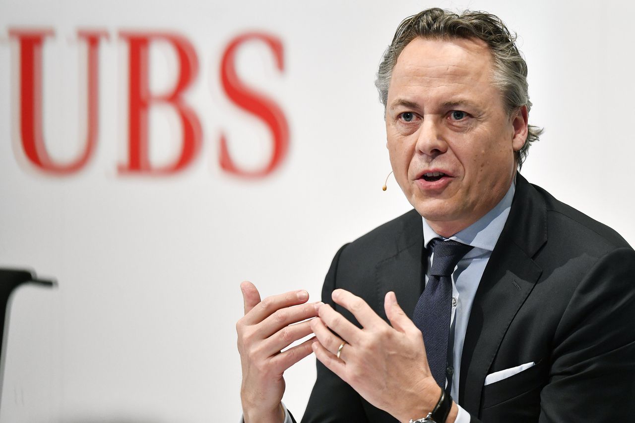 De Nederlandse bankier Ralph Hamers maakt furore als UBS-topman, en daar staat een hoge beloning tegenover.