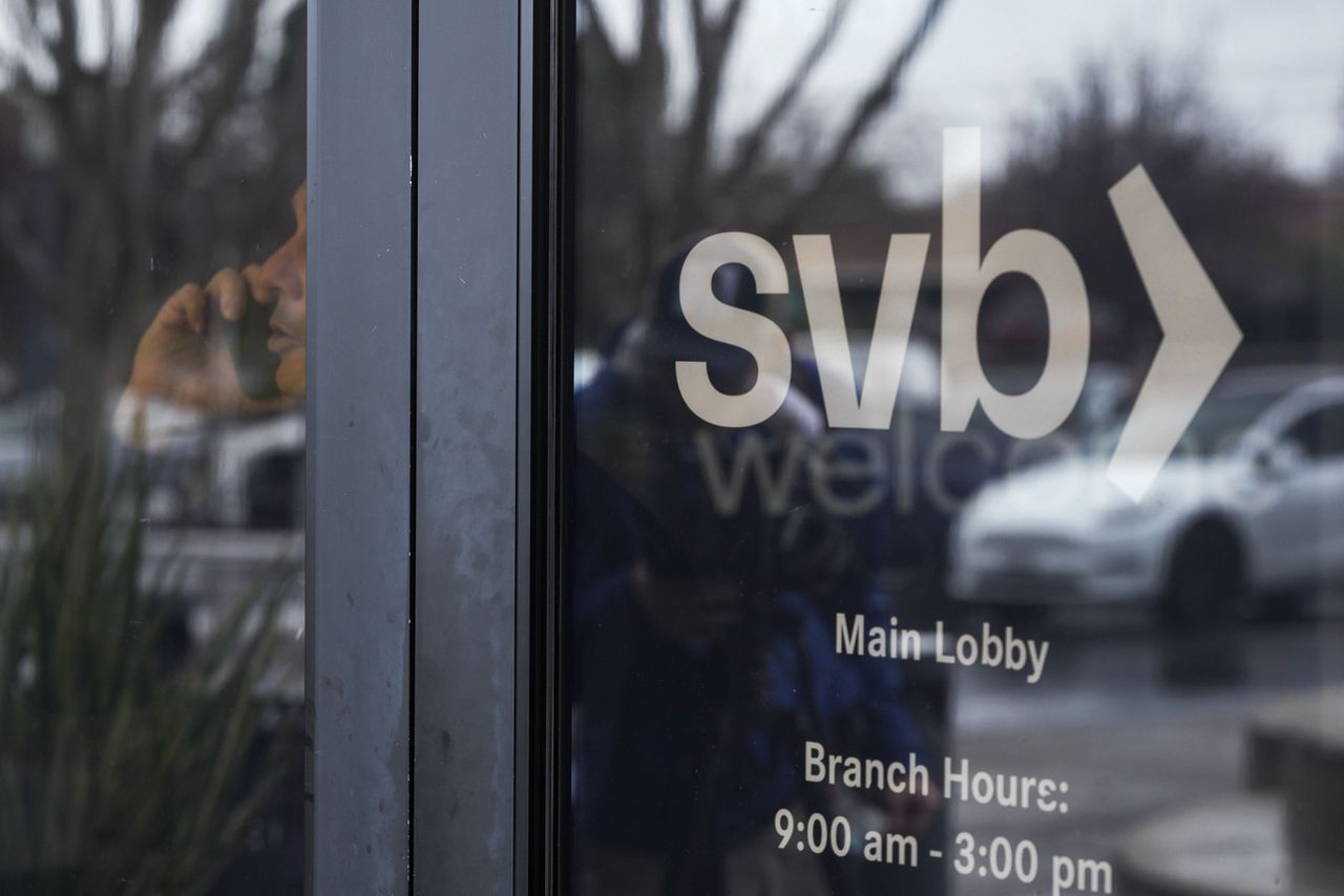 Rekeninghouders van de vrijdag failliet verklaarde Silicon Valley Bank kunnen hun tegoeden vanaf maandag vrij opnemen.