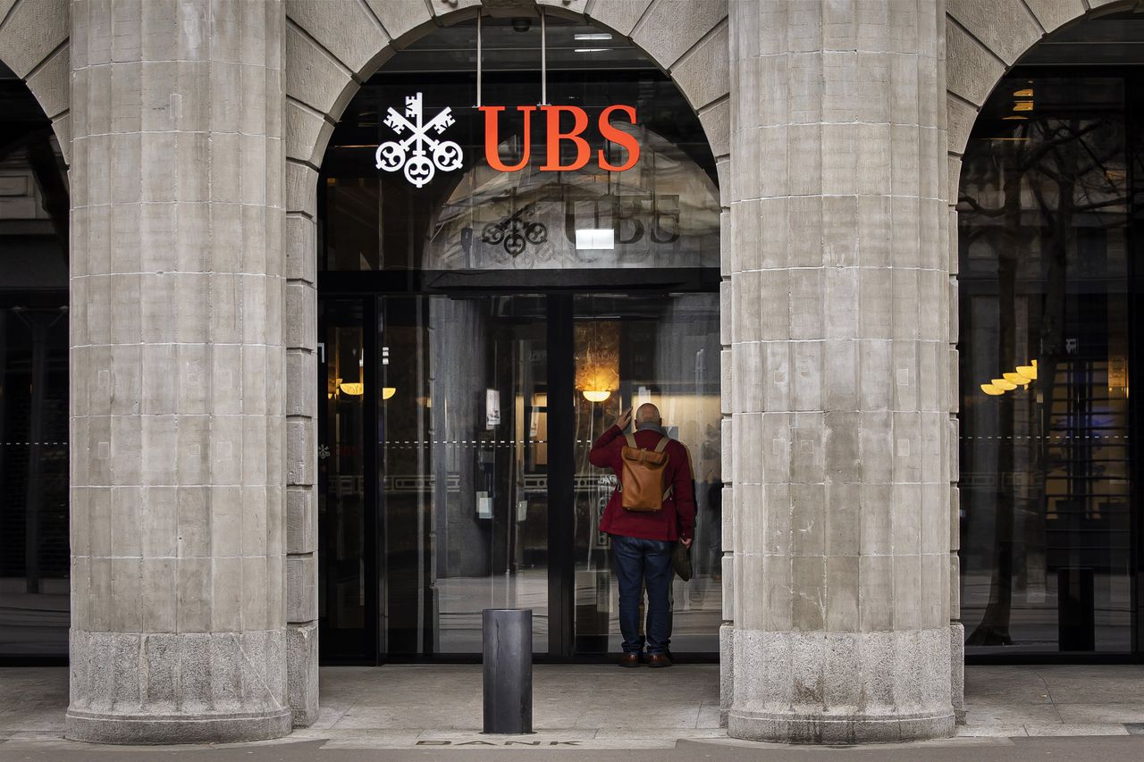De Zwitserse bank UBS neemt het noodlijdende Credit Suisse over voor 2 miljard dollar, meldt de Britse krant Financial Times.