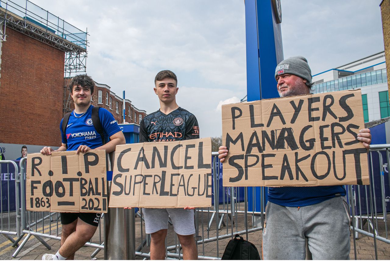 Chelsea-supporters protesteren tegen de Super League, april 2021.