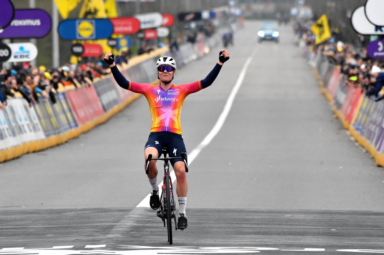 Lotte Kopecky komt zondag solo over de finish van de Ronde van Vlaanderen.