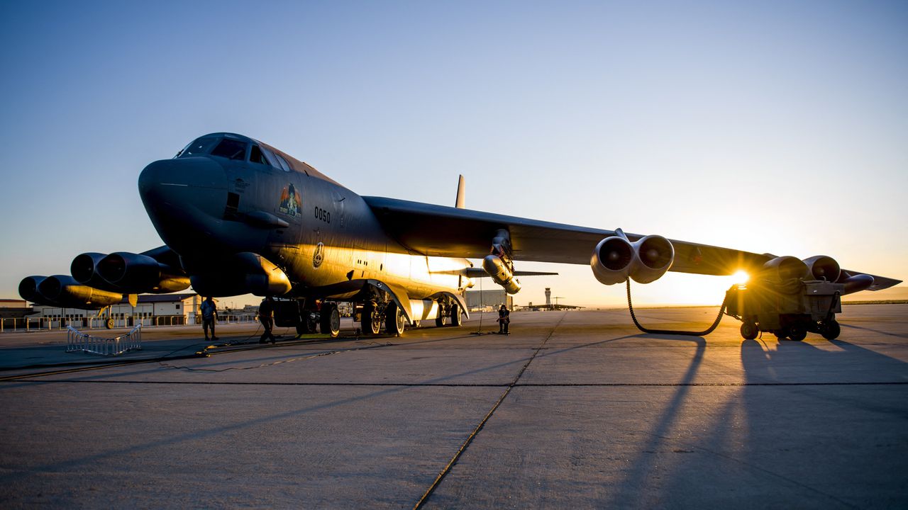 Een B-52 bommenwerper met onder de vleugel een hypersone raket op Edwards Air Force Base in Californië.