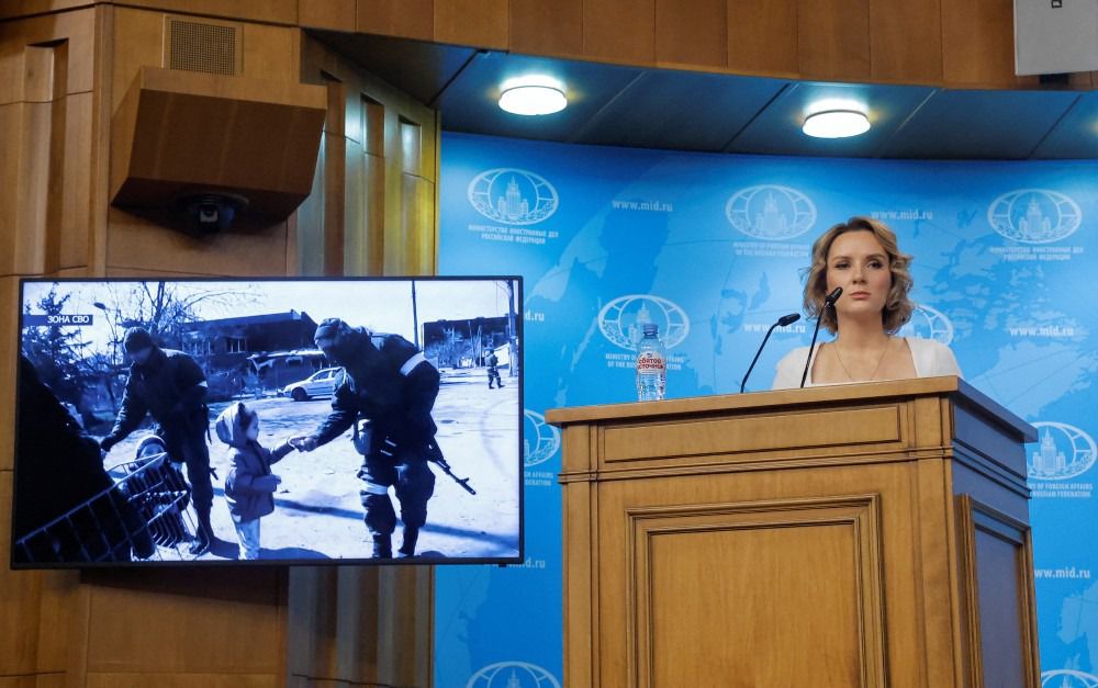 De Russische commissaris voor kinderrechten Maria Lvova-Belova, dinsdag tijdens een persconferentie in Moskou. Zij ontkende fel de beschuldiging dat Rusland kinderen uit Oekraïens gebied naar Rusland overbrengt.