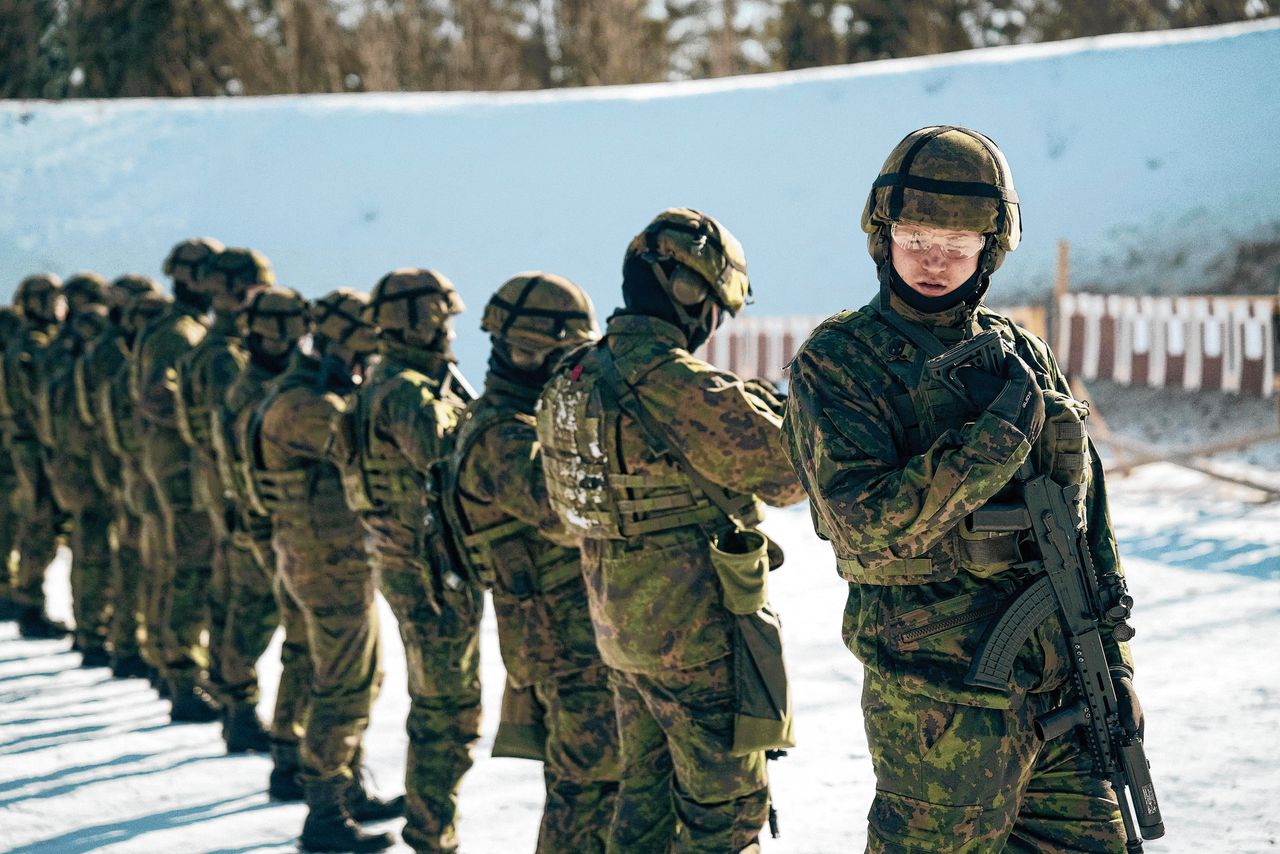 Finse reservisten tijdens een militaire oefening in de buurt van Helsinki.