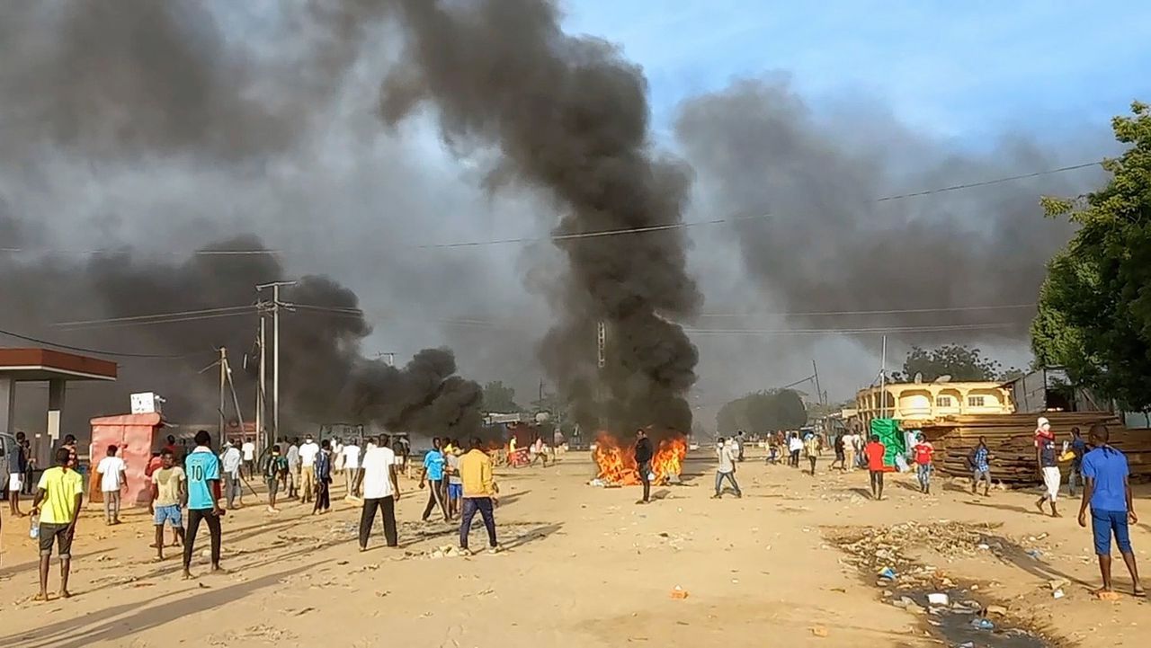 Demonstranten werpen op 20 oktober vorig jaar barricades op in de Tsjadische hoofdstad N’Djamena, nadat het bewind van Idriss Deby's de terugkeer naar een burgerregering met twee jaar had uitgesteld. Harde repressie was het gevolg, waarbij onder betogers in de twee grootste steden zeker zestig doden vielen.