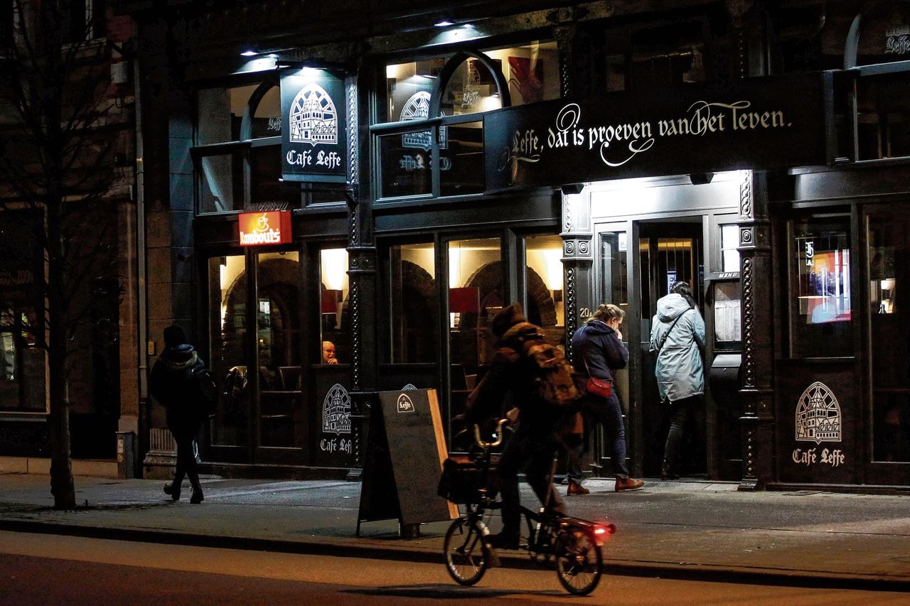 Café in Leuven, met reclame voor Leffe.
