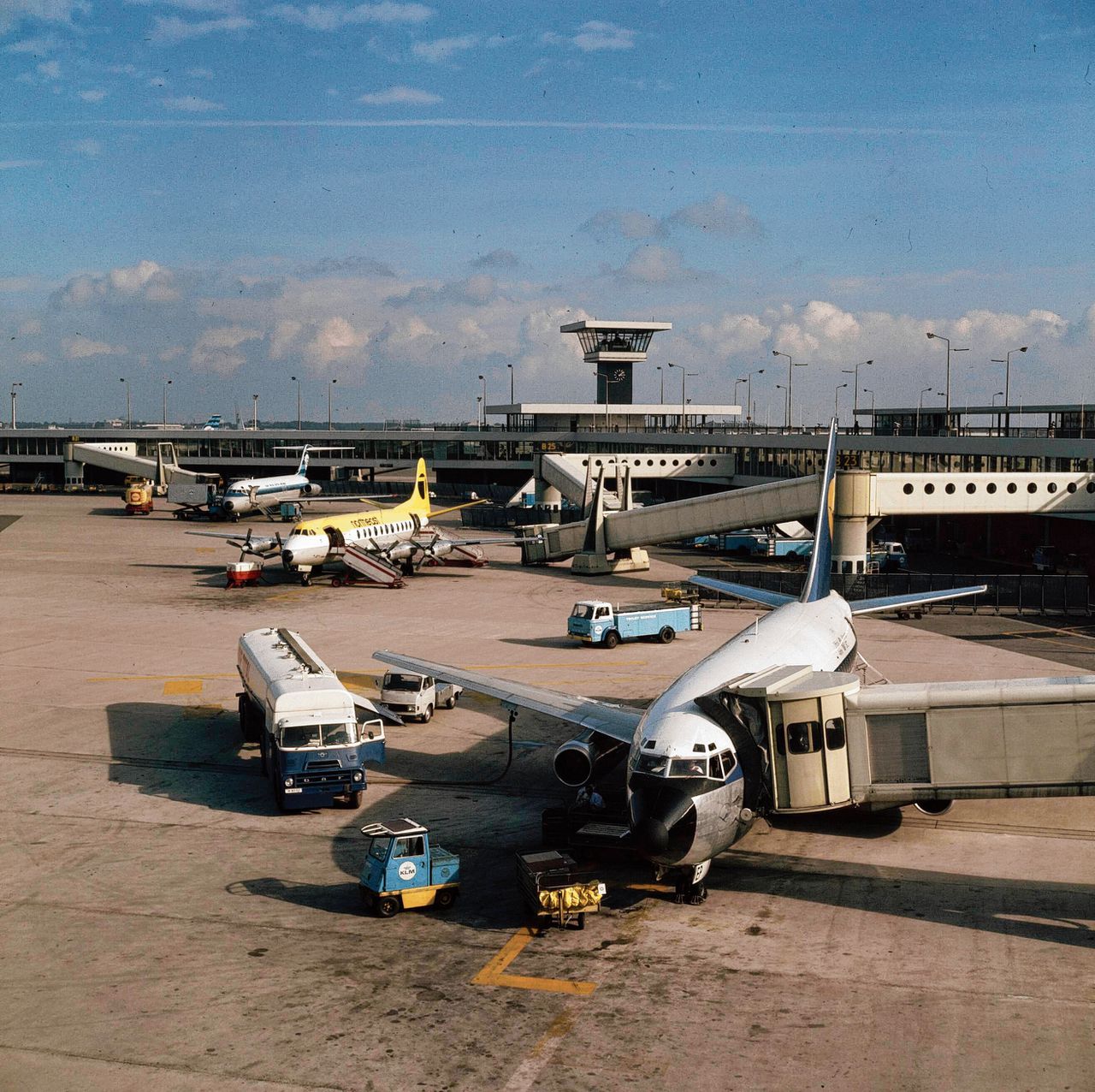 Vliegtuigen op luchthaven Schiphol begin jaren zeventig.