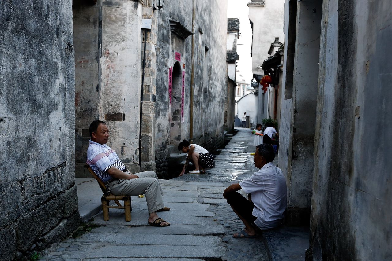 Het traditionele leven in oud dorpsgemeenschappen op het Chinese platteland wordt bedreigd, zoals in Hongcun dat in 2000 op de Unesco Werelderfgoedlijst werd geplaatst.