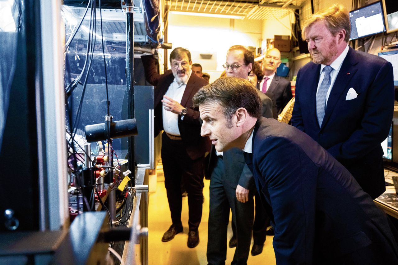 Emmanuel Macron en Willem-Alexander in het Quantum Gases & Quantum Information Lab van de Universiteit van Amsterdam.