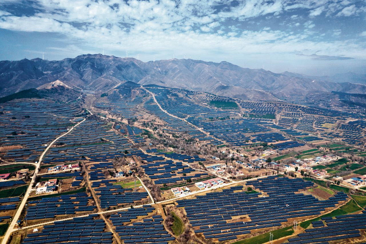 Heuvels vol zonnecollectoren in de Chinese provincie Shanxi. De G7-landen willen de dominantie van China in de productieketens van duurzame energie doorbreken.