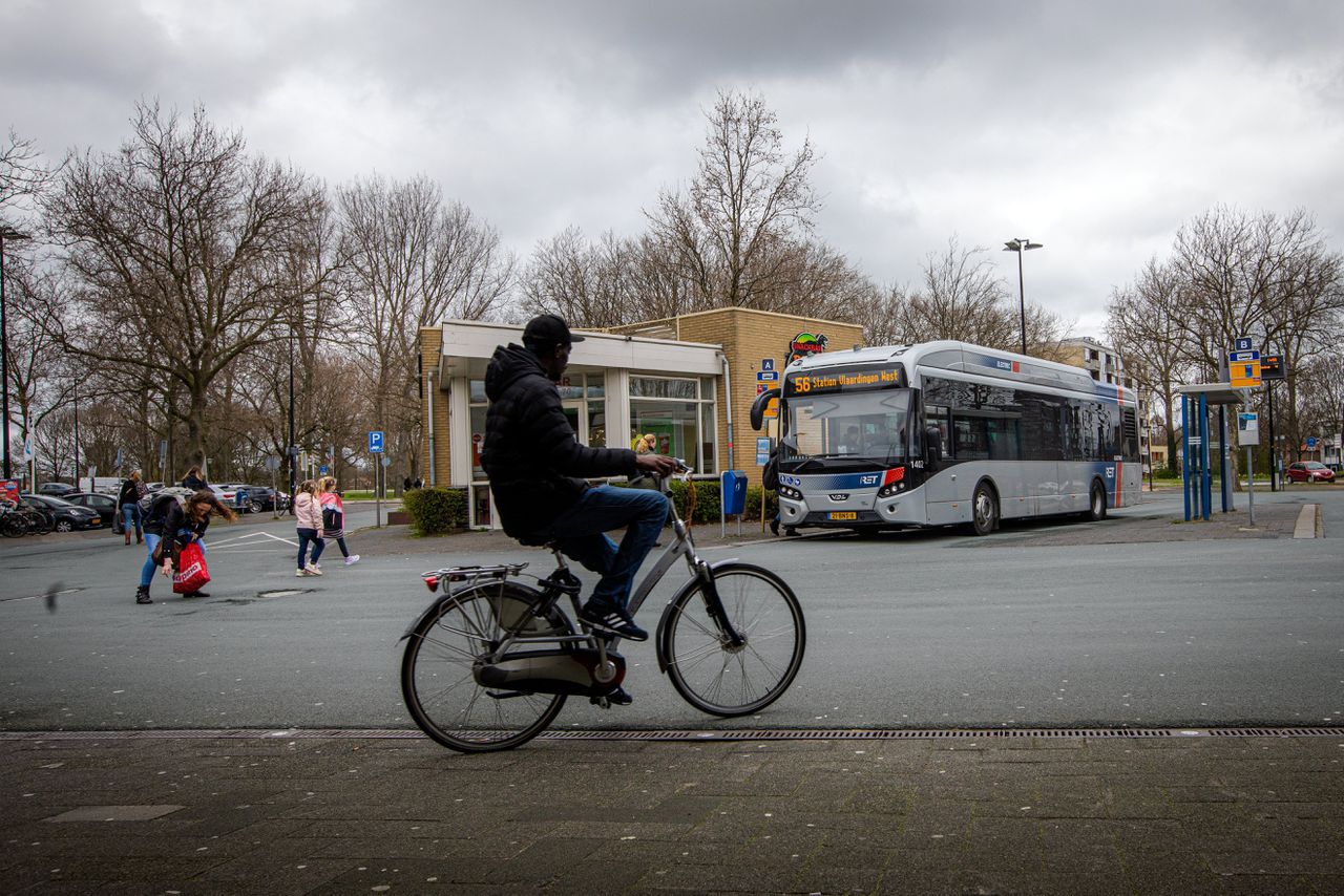 Buurtbewoners stappen een bus in op busstation Vlaardingen Oost.