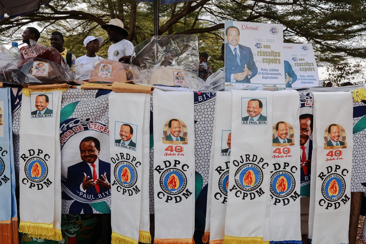 In een kraampje in Yaoundé prijkt het portret van president Paul Biya van Kameroen op petjes en sjaaltjes ter gelegenheid van zijn veertigjarig regeringsjubileum, afgelopen november.