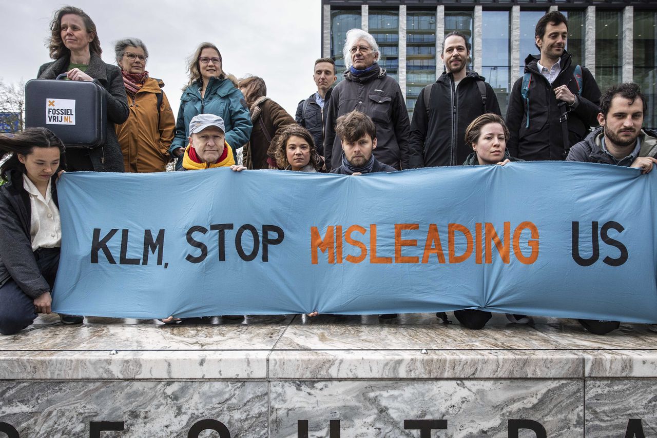 Protest donderdag bij de rechtbank in Amsterdam bij de zaak van Fossielvrij NL tegen KLM, over misleidende reclame-uitingen over vergroening.