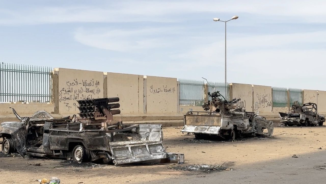 Twee uitgebrande voertuigen van de Rapid Support Forces van Hemedti in Khartoem op dinsdag.