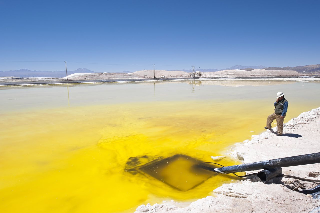 Verdampingsbassins voor lithiumproductie in de Atacama-woestijn in Chili. Het land heeft de grootste lithiumvoorraad ter wereld.