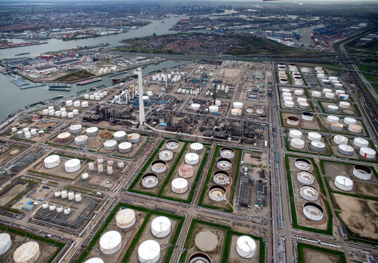 De raffinaderij van Shell in Rotterdam.