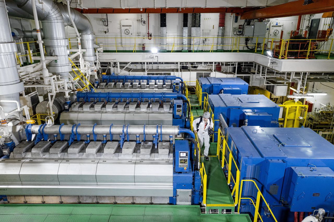Een machineruimte op een drijvende lng-fabriek in de haven van Rotterdam. Dit vloeibaar gas speelt een belangrijke rol bij het vervangen van gas uit Rusland.