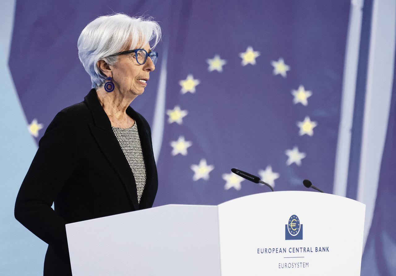 Met de renteverhogingen probeert de ECB van Christine Lagarde de aanhoudende inflatie te beteugelen. In zowel de VS als Europa lijken de prijsstijgingen over hun piek heen.
