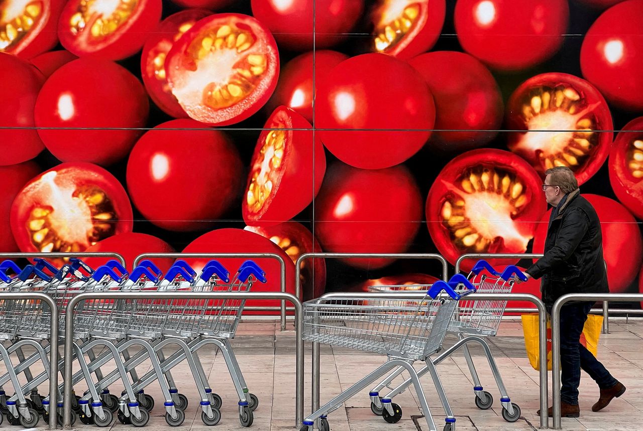 Een bezoeker van een Britse supermarkt. In het Verenigd Koninkrijk bestonden dit jaar tekorten aan verschillende fruit- en groentesoorten.