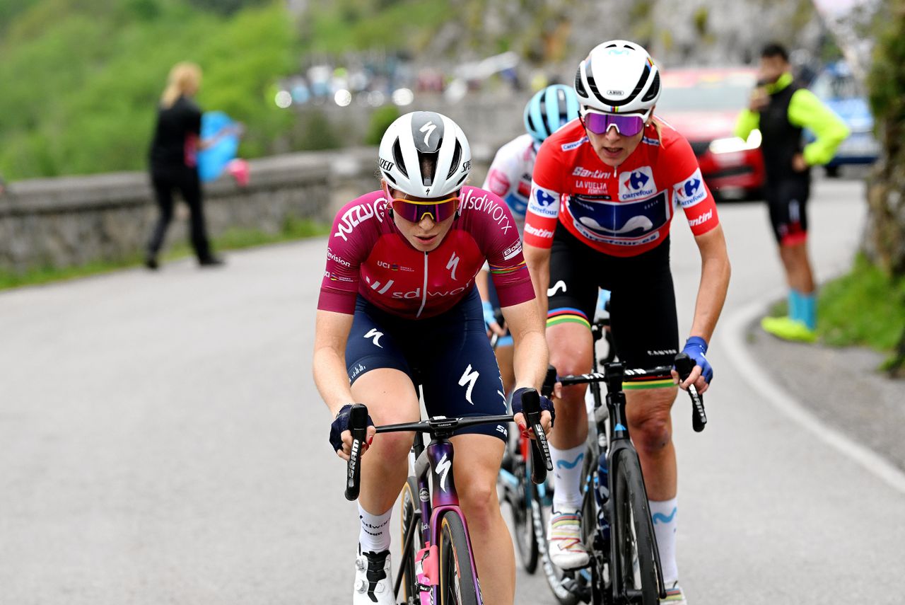 Demi Vollering rijdt voorop in de slotetappe van de Vuelta, met Annemiek van Vleuten in de rode leiderstrui in haar wiel.