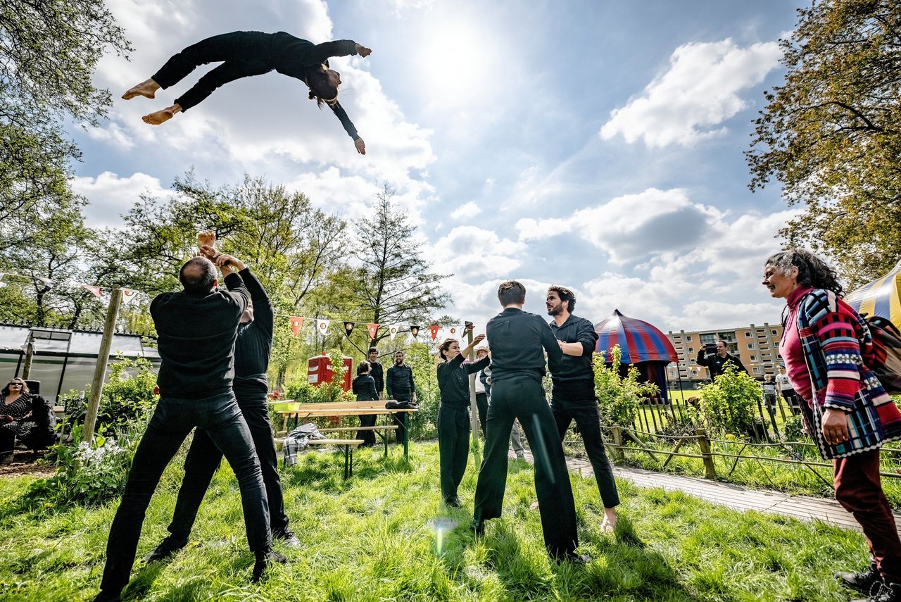 Het Franse circusgezelschap Compagnie XY tijdens een verrassingsoptreden in het Oeverloos park in Rotterdam.